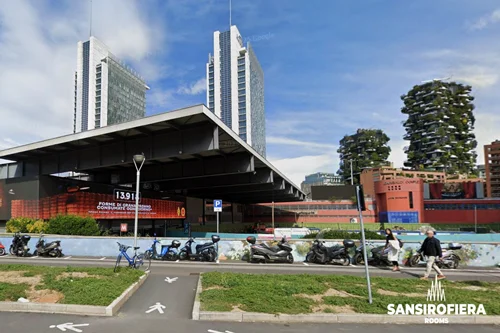Stazione di Milano Porta Garibaldi con grattacieli di Porta Nuova sullo sfondo e indicazione percorso metro M5 lilla e Tram 14 verso sansirofiera rooms B&B Fiera Milano San Siro
